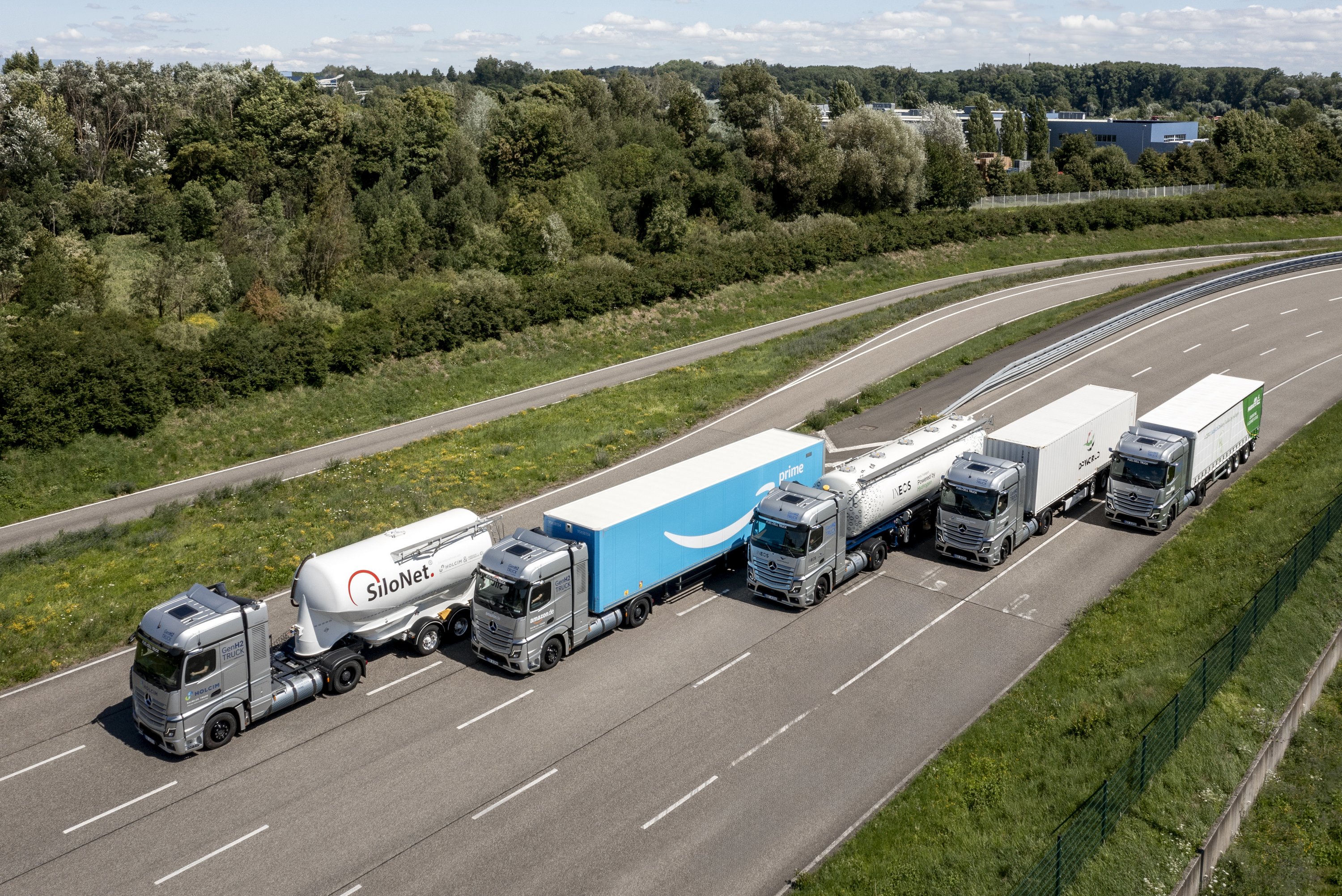 Brennstoffzellen-Lkw im Logistikeinsatz Start der kundennahen Erprobungen von Mercedes-Benz GenH2 Trucks Fuel cell trucks deployed in real-life operations start of initial customer trials with Mercedes-Benz GenH2 Trucks | Vezess | Vezess