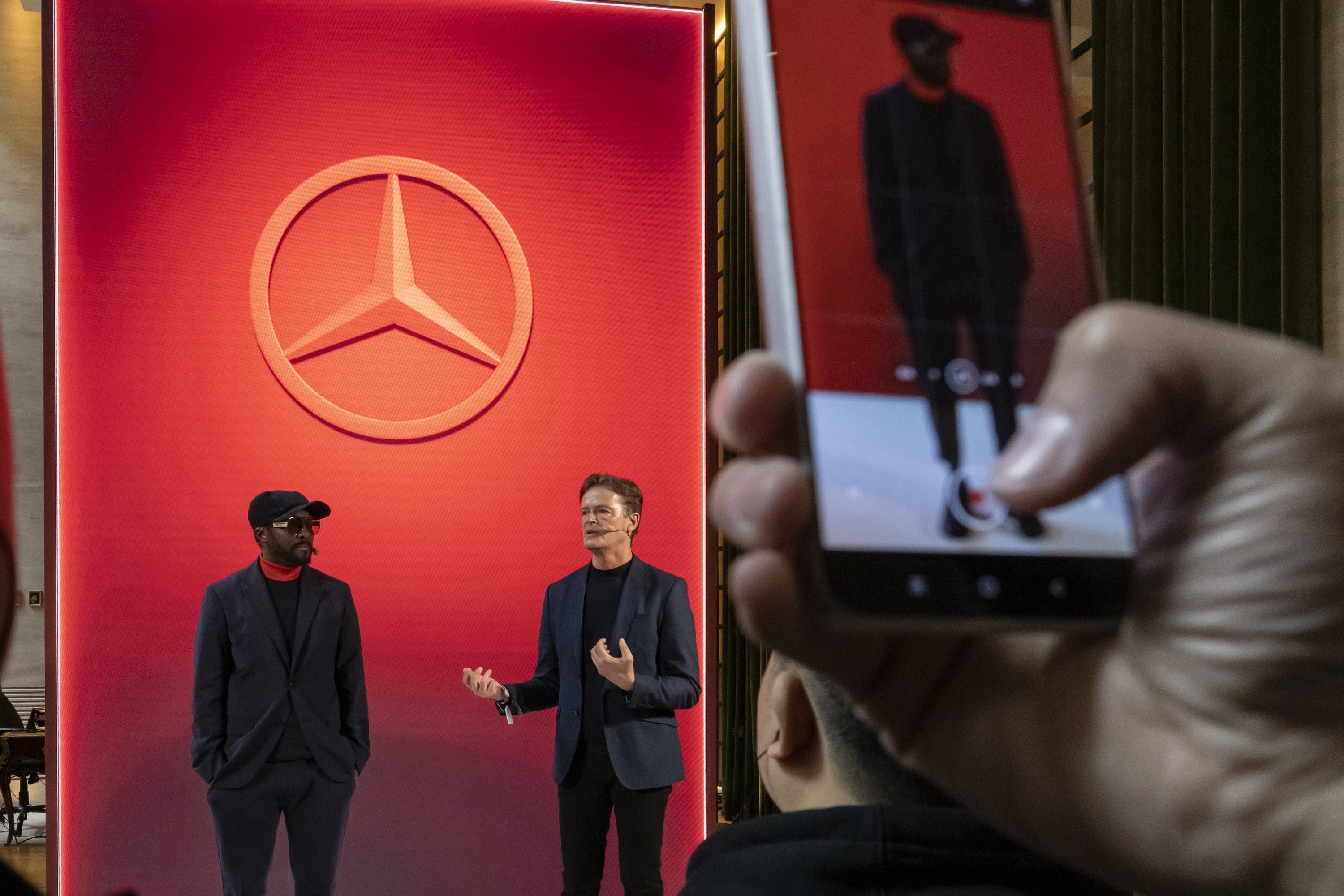 Weltpremiere des neuen Mercedes-Benz CLA mit elektrisierender Performance und zahlreichen Stars in Rom The all-new Mercedes-Benz CLA delivers an electrifying performance at its star-studded world premiere in Rome | Vezess | Vezess