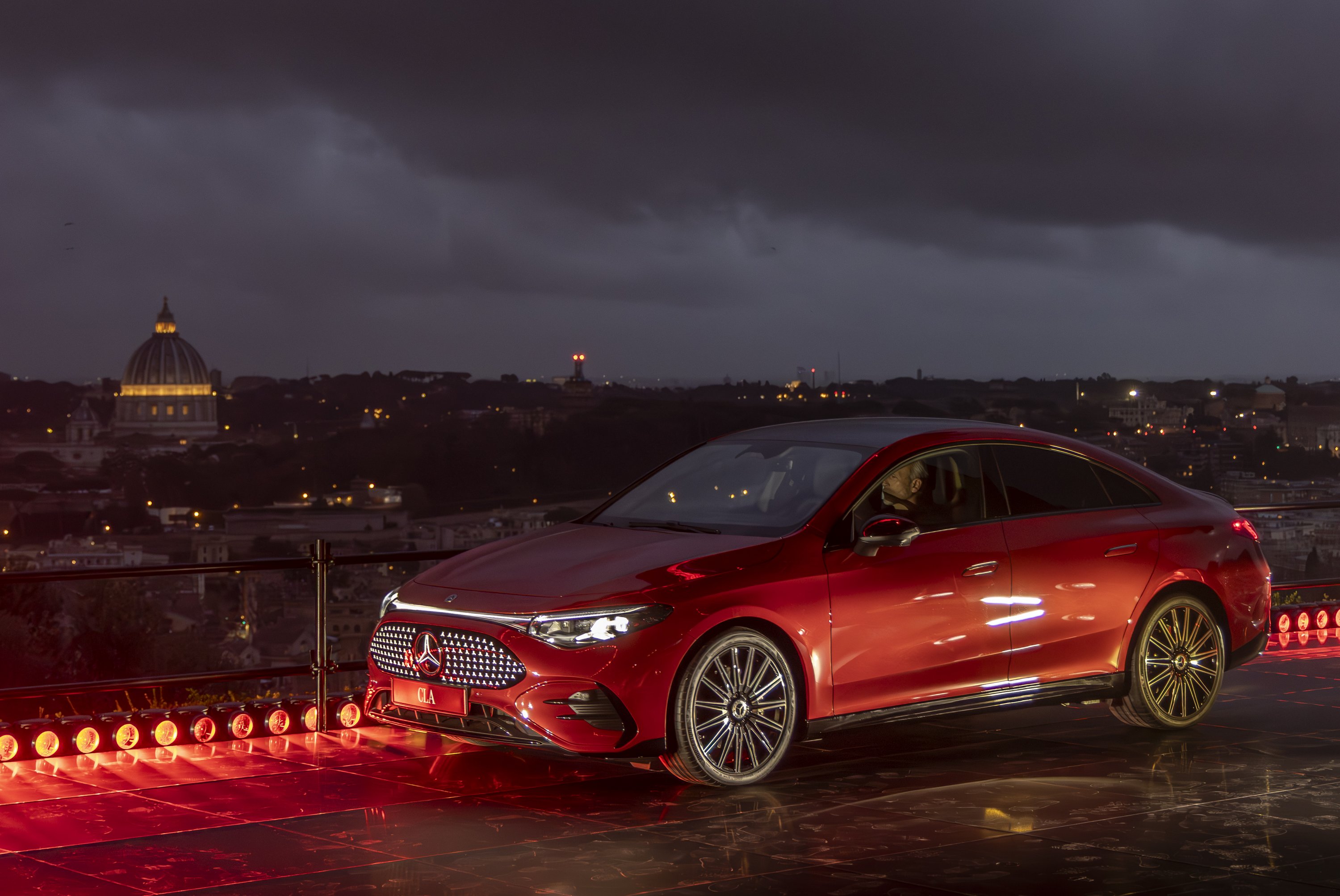 Weltpremiere des neuen Mercedes-Benz CLA mit elektrisierender Performance und zahlreichen Stars in Rom The all-new Mercedes-Benz CLA delivers an electrifying performance at its star-studded world premiere in Rome | Vezess | Vezess