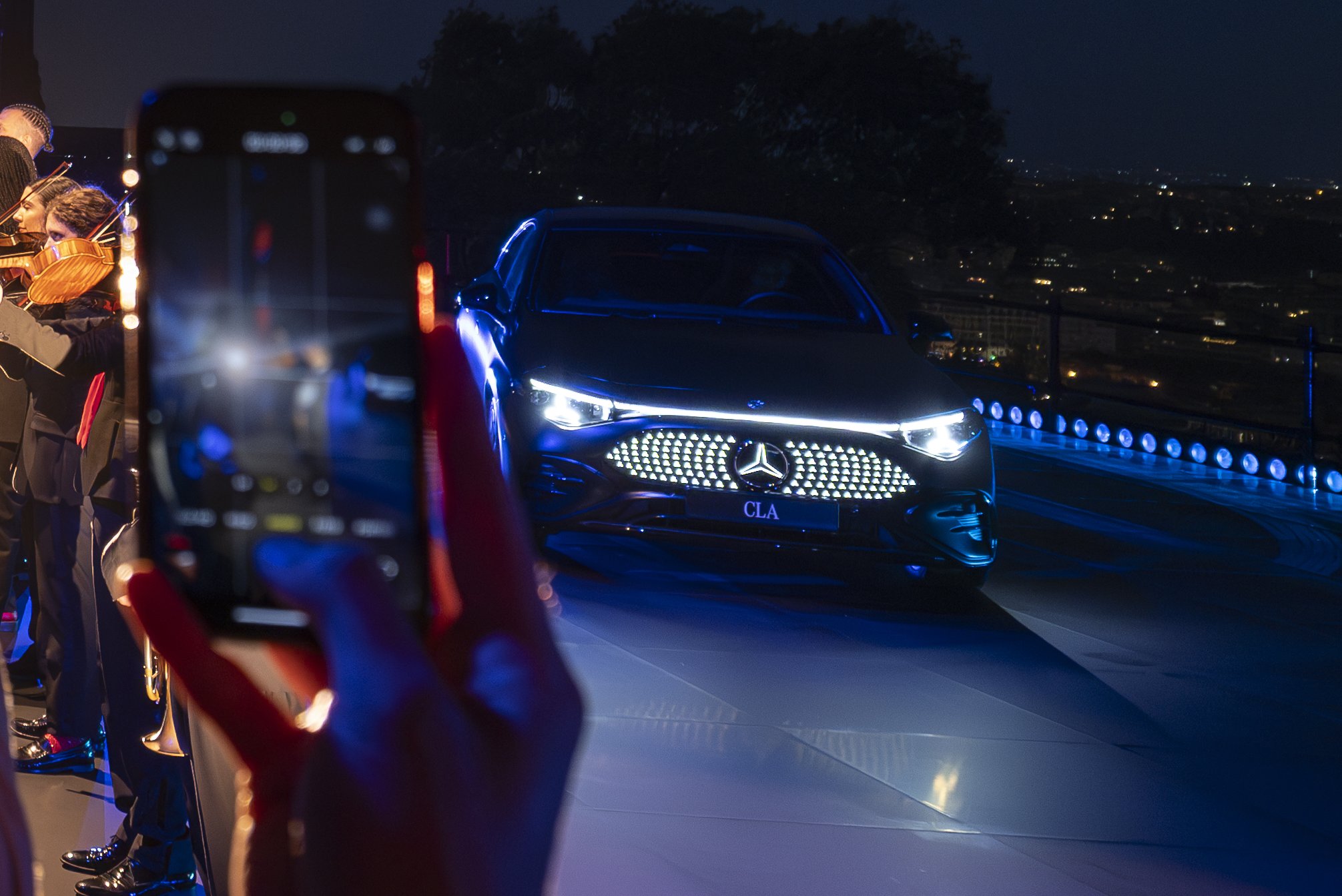 Weltpremiere des neuen Mercedes-Benz CLA mit elektrisierender Performance und zahlreichen Stars in Rom The all-new Mercedes-Benz CLA delivers an electrifying performance at its star-studded world premiere in Rome | Vezess | Vezess
