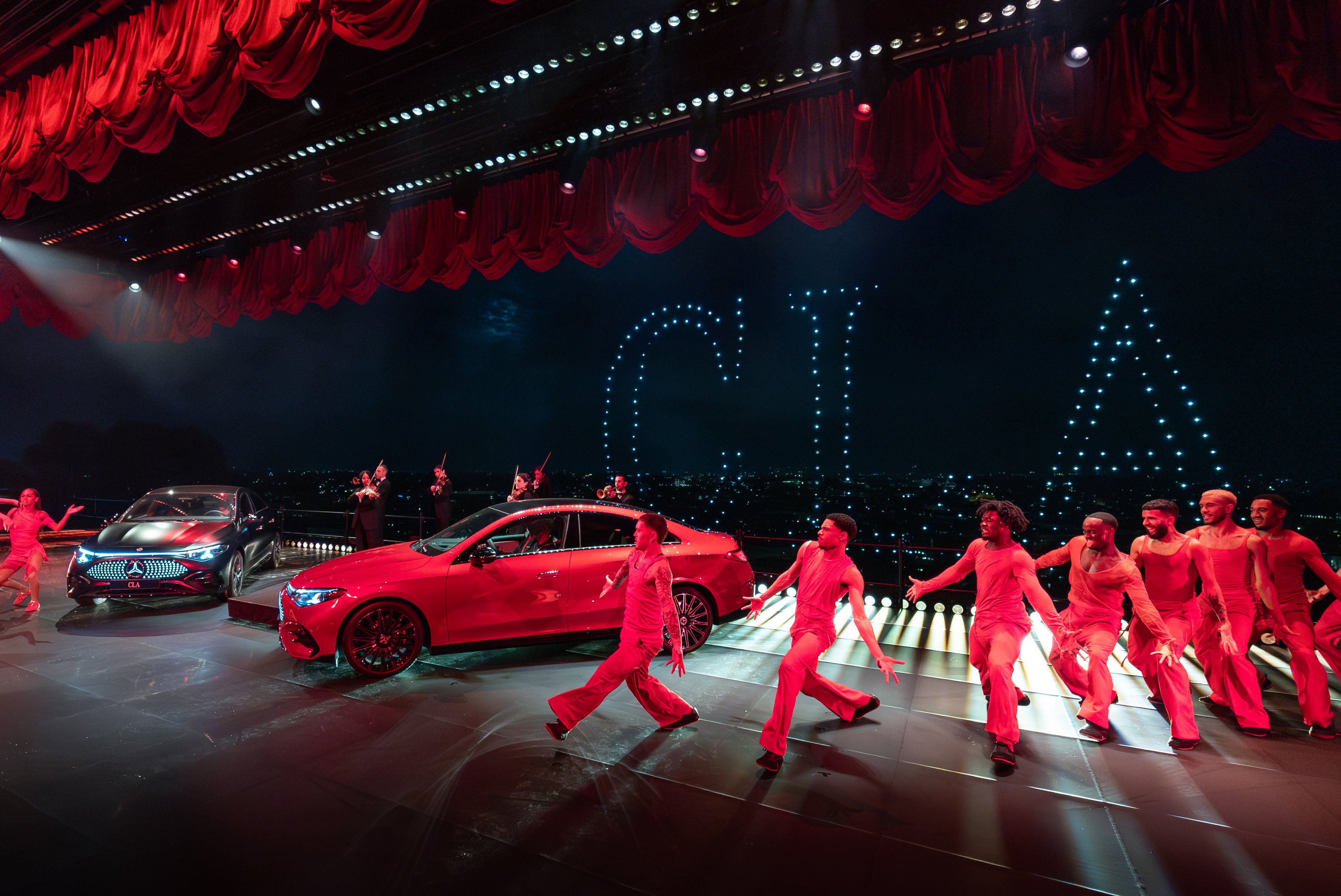 Weltpremiere des neuen Mercedes-Benz CLA mit elektrisierender Performance und zahlreichen Stars in Rom The all-new Mercedes-Benz CLA delivers an electrifying performance at its star-studded world premiere in Rome | Vezess | Vezess