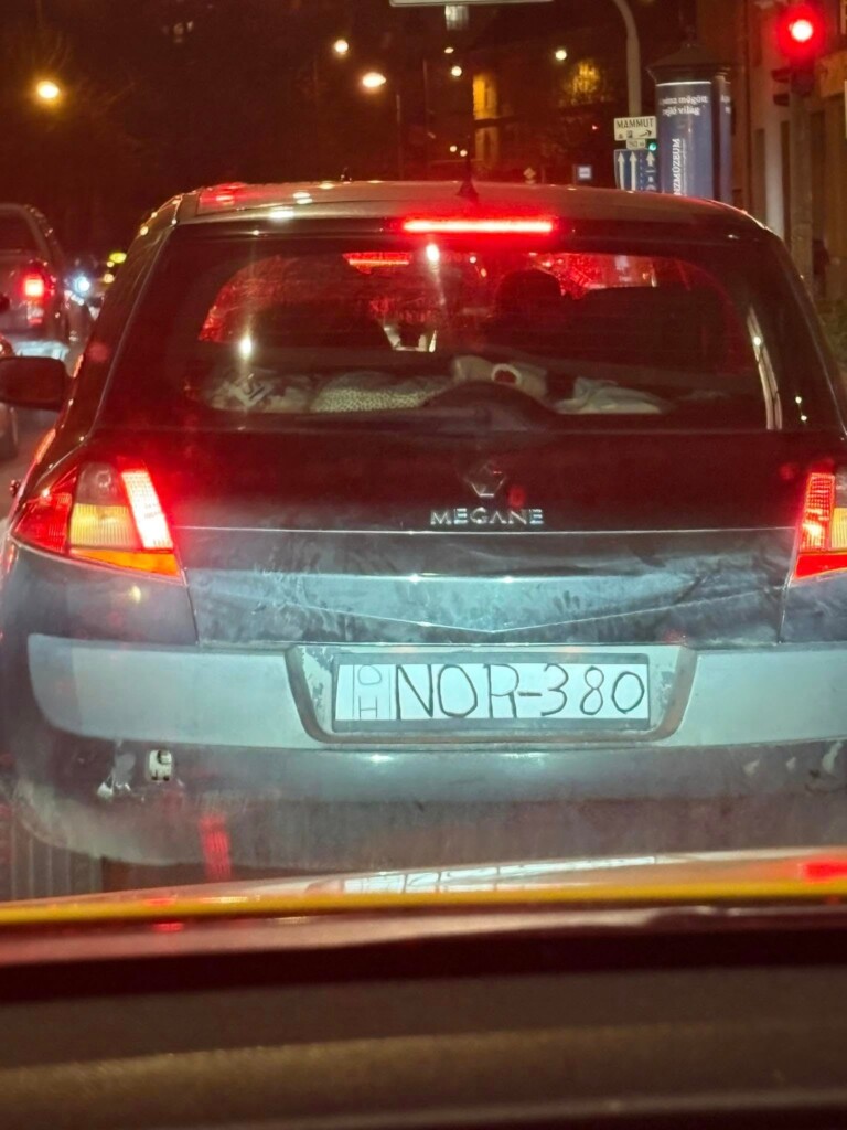 Olyan rendszámot fotóztak Budapesten, lefagytunk, mint a Windows kék halál előtt 1