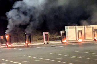 Rejtélyes tűz ütött ki egy Tesla-töltőállomáson Amerikában