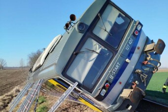 Leborítottak a sínekről egy vonatot Tiszaeszláron, fotón a helyszín