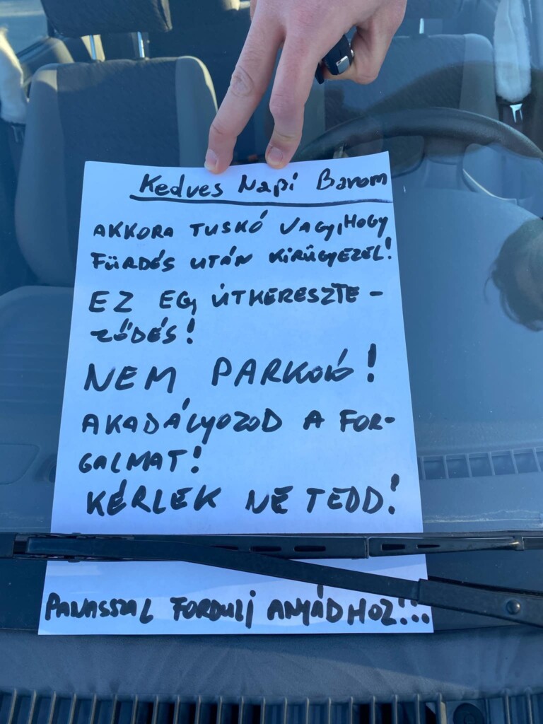 “Panasszal fordulj anyádhoz” – aranyos üzenet landolt a szélvédőn 1