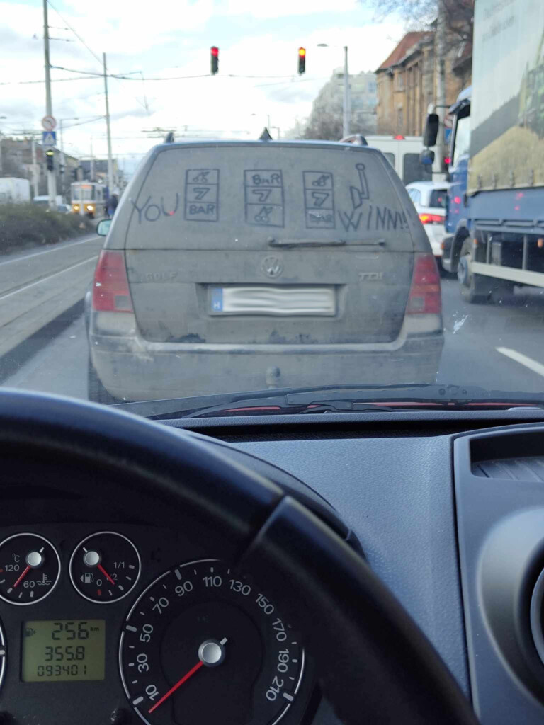 Művészi koszrajz Budapesten egy VW Golf hátsó ablakán 1 | Vezess Művészi koszrajz Budapesten egy VW Golf hátsó ablakán 1
