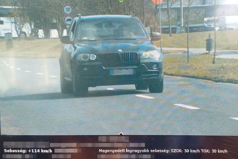 114-gyel porzott el a BMW-s a 30-as táblánál kitett traffipax előtt