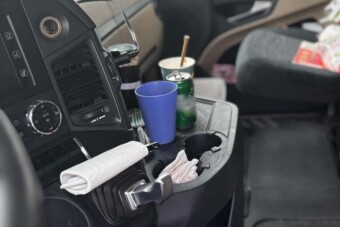 Sört kortyolgatva kacsázott egy román kamionos az M5-ösön