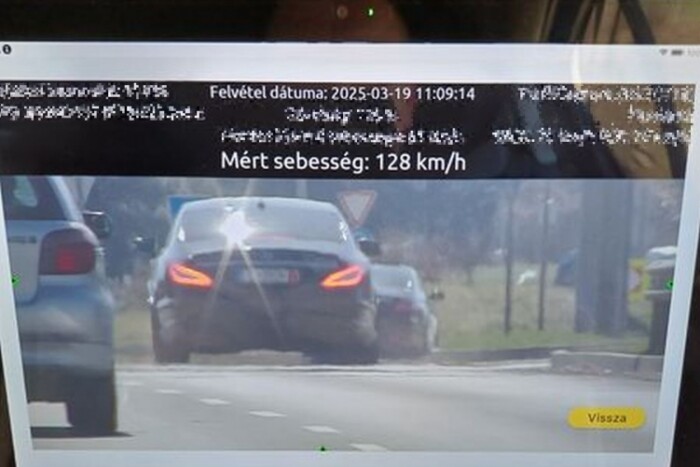 Hiába fékezett a mercis, már késő volt, repült a durva csekk