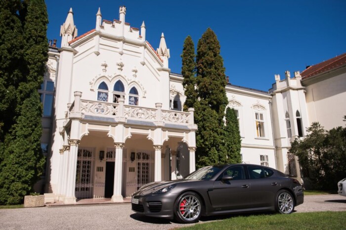 Virágágyásban landolt egy Porsche Egerben 1 | Vezess Virágágyásban landolt egy Porsche Egerben 1