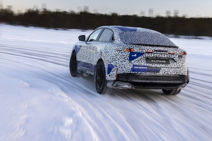 Már végleges formájában tesztelik a családi sportautót 10