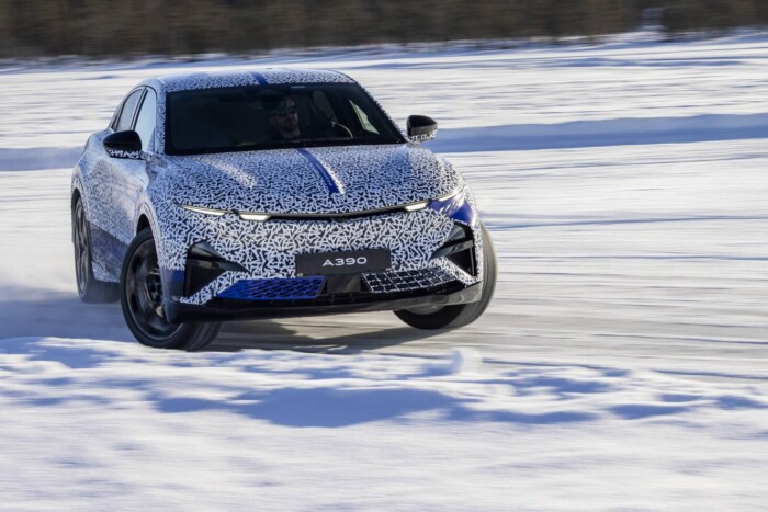 Már végleges formájában tesztelik a családi sportautót 8