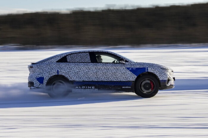 Már végleges formájában tesztelik a családi sportautót 6