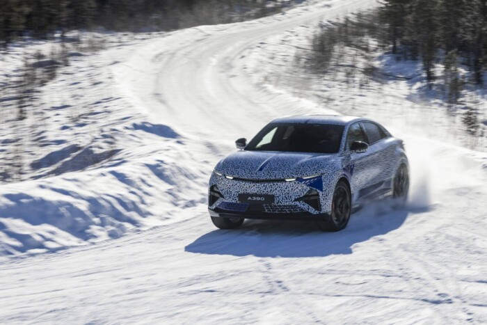 Már végleges formájában tesztelik a családi sportautót 9
