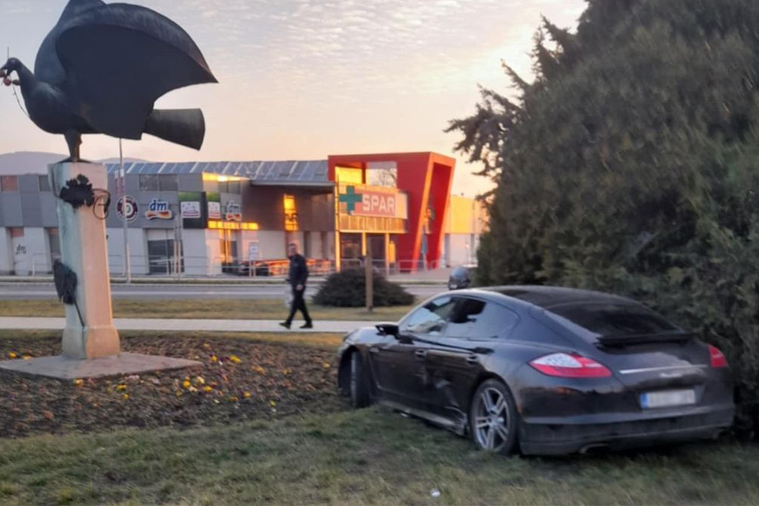 Virágágyásban landolt egy Porsche Egerben