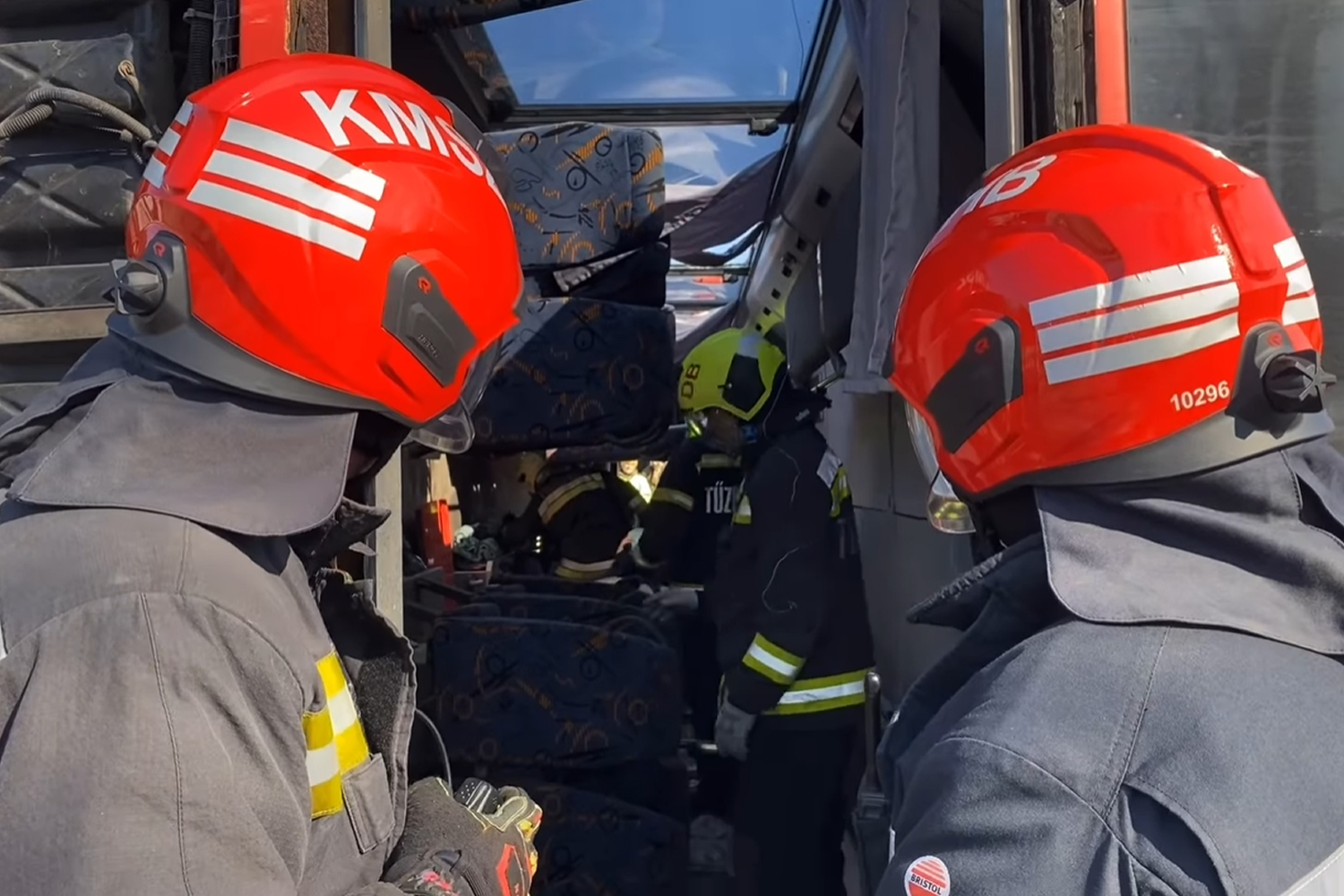 Két busz „ütközött” Debrecenben, látványos volt a mentés