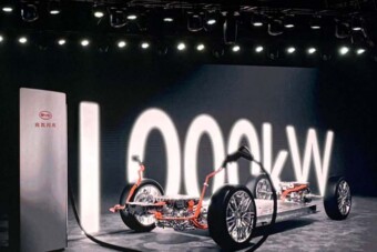 Itt az új villanyautó-töltő, ami olyan gyors, mint egy benzinkút