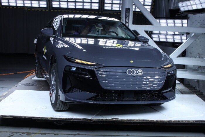 Két tonna tömény biztonság ez az autó 8