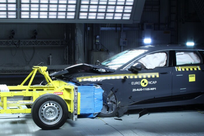 Két tonna tömény biztonság ez az autó 10