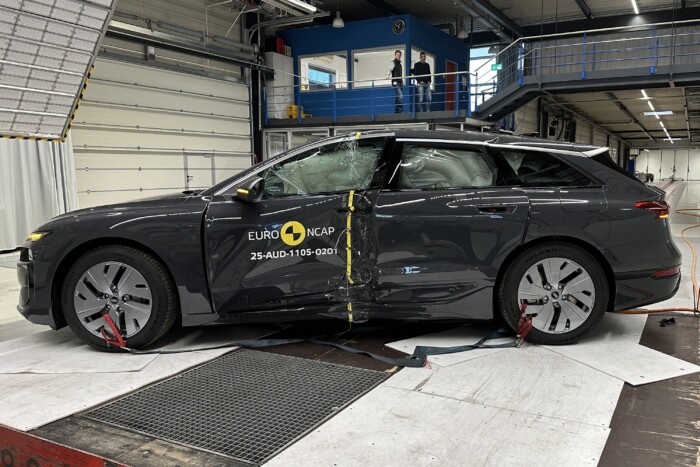 Két tonna tömény biztonság ez az autó 11