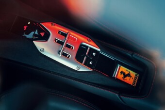 Igazi kacifántos olasz módon lehet üresbe tenni ezt a lerobbant Ferrarit