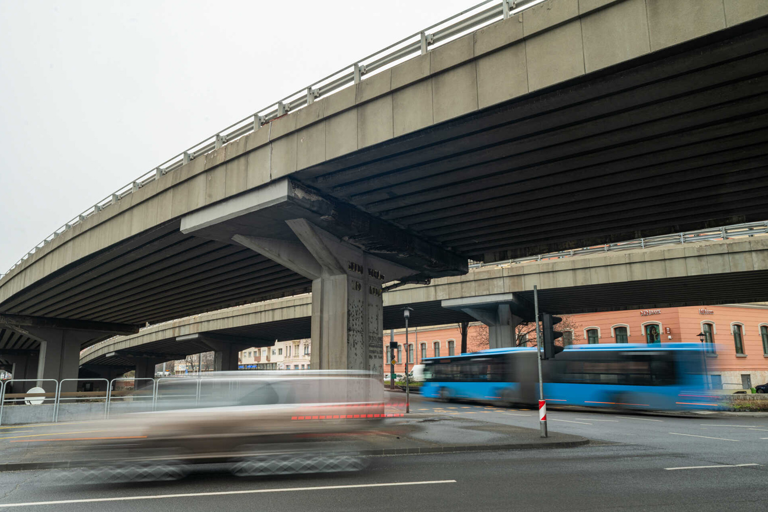 Indul az egy éves dugó Budapesten