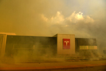 Különös kegyetlenséggel végeztek ki Teslákat egy parkolóban