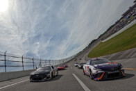 Így kenődik szét egy madár egy versenyautón 300-nál 1