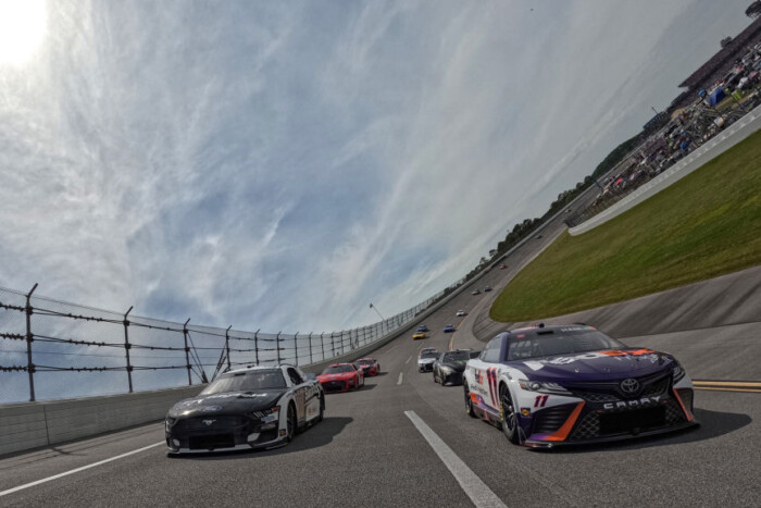 A tévében nem látszik, de ilyen brutális szögben áll egy NASCAR-pálya