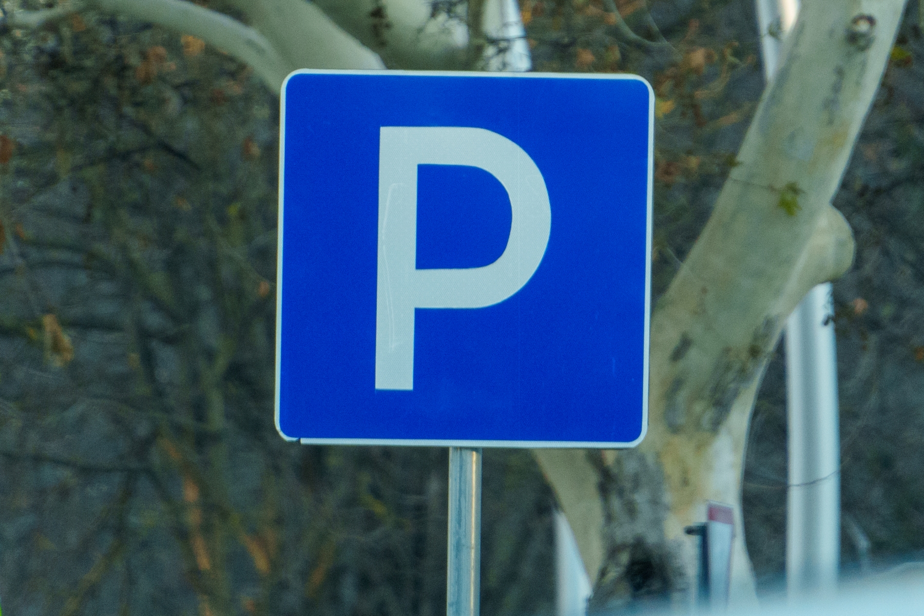 Belerokkannánk ebbe a parkolóhelybe, olyan drága
