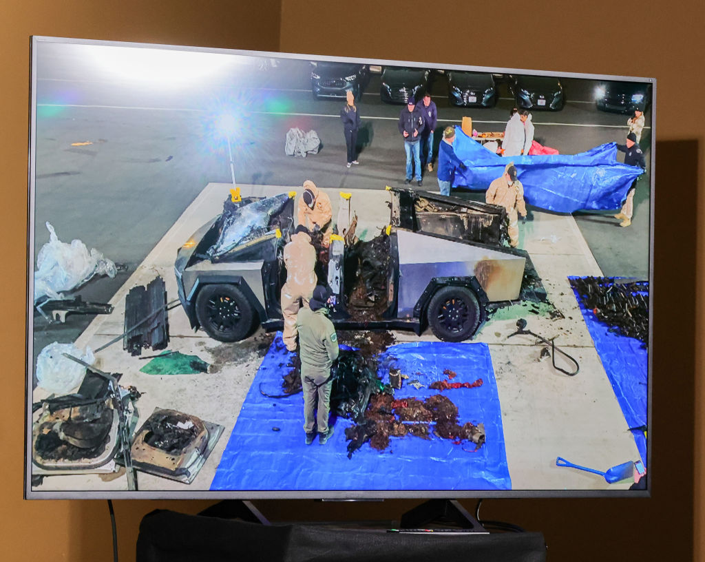 Cybertruck Explosion Outside Trump International Hotel Investigated For Terror Ties | Vezess | Vezess