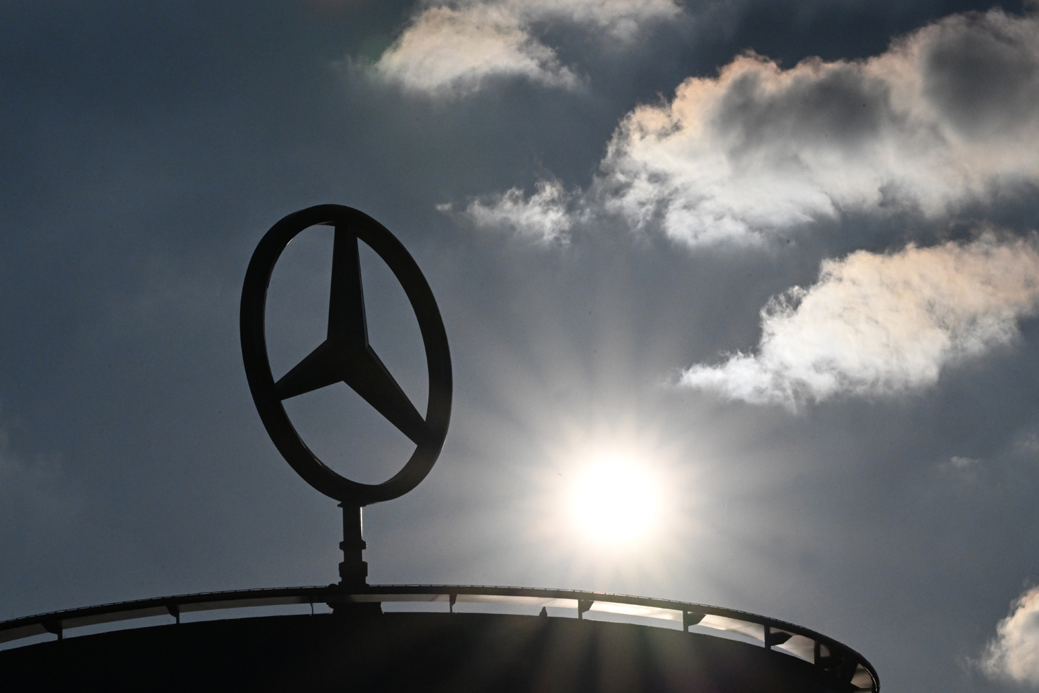 Óriási pénzt kapnak az önként távozó Mercedes alkalmazottak