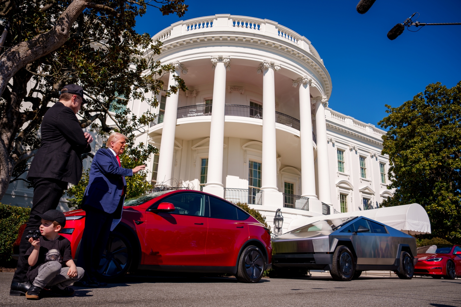 President Trump Speaks Alongside Tesla Vehicles At The White House | Vezess | Vezess