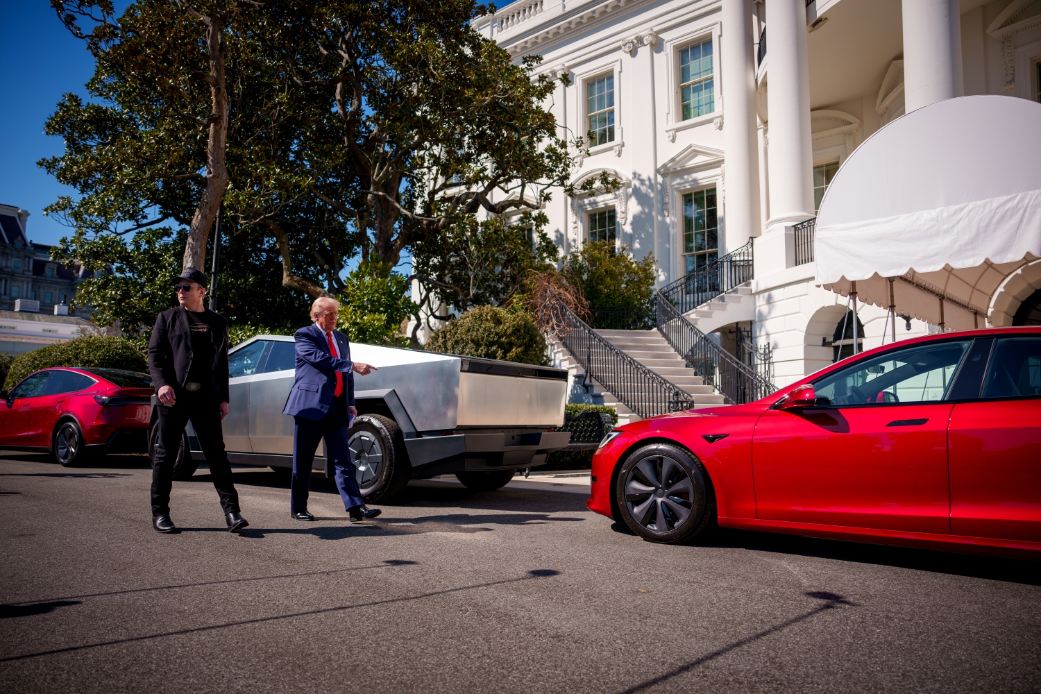 President Trump Speaks Alongside Tesla Vehicles At The White House | Vezess | Vezess