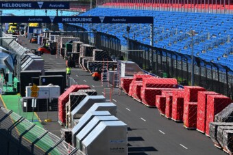 Csomag nélkül érkeztek Kínába az F1-es csapatok