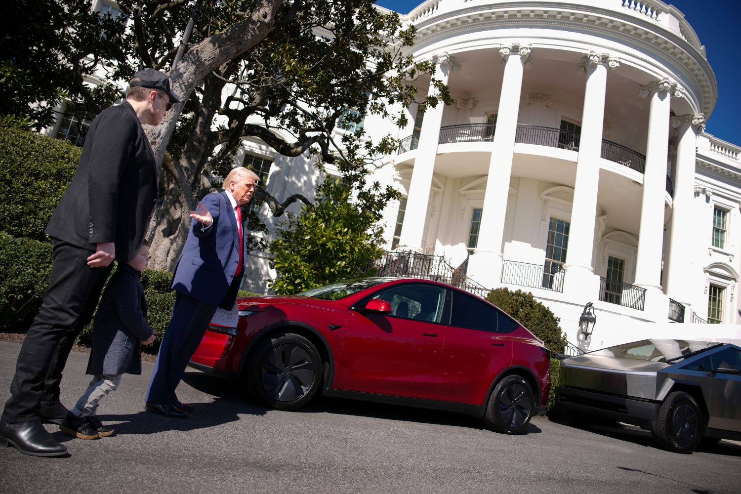 President Trump Speaks Alongside Tesla Vehicles At The White House | Vezess | Vezess