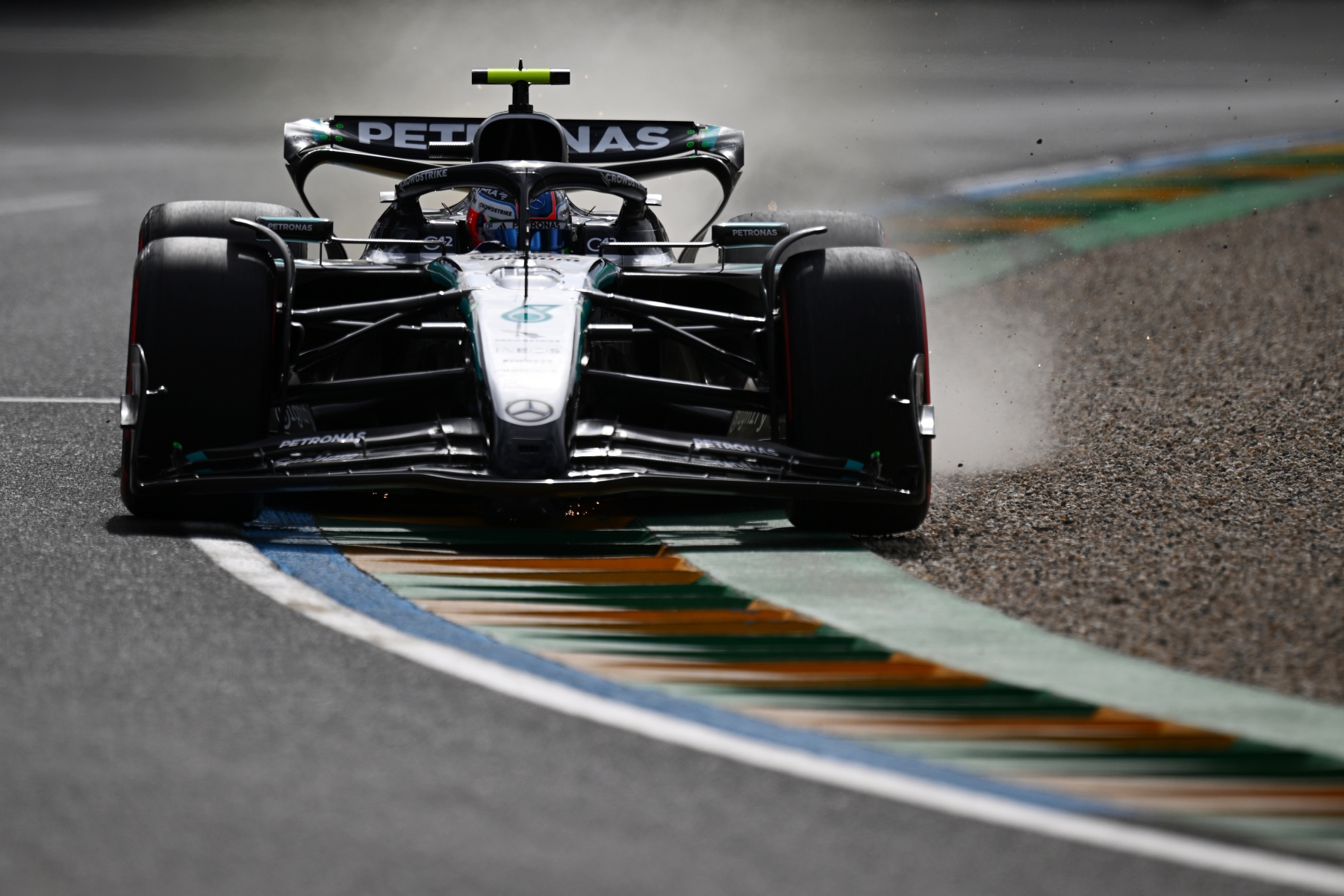 F1: Egy kavics babrált ki Hamilton utódjával
