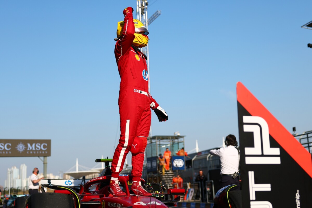F1: Sokkolta Hamiltont, hogy első lett