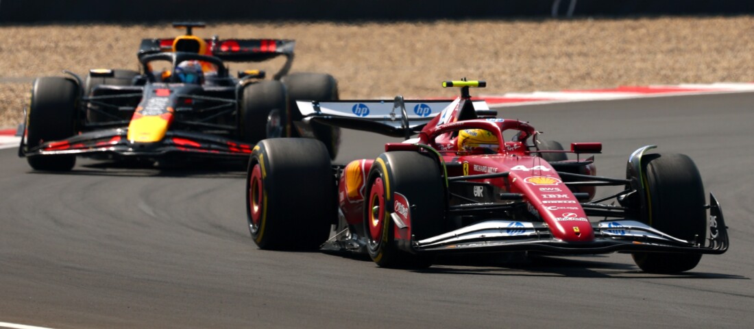 F1: Hamilton győzött a Ferrarival, betlizett az éllovas