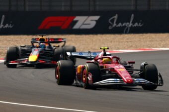 F1: Hamilton győzött a Ferrarival, betlizett az éllovas