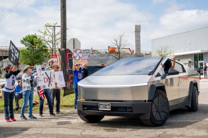 Tüntetők szállták meg a Tesla kereskedéseit 7