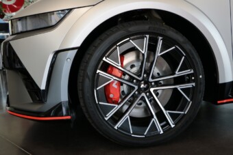 Levette a lábát a gázpedálról de a villanyautó csak gyorsított tovább