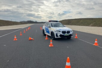 Vezetni tanítják a magyar rendőröket, különben nem ülhetnek a BMW-be