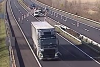 Meredek pillanatot kapott el a rendőrautó kamerája: ezért veszélyes télen vezetni 1 Meredek pillanatot kapott el a rendőrautó kamerája: ezért veszélyes télen vezetni 1