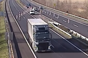 Röpködtek a jégtáblák egy kamionról az M7-esen