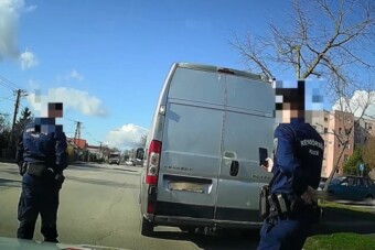 Nem akármilyen hazai rendszámot szúrtak ki, a sofőr szövege se volt semmi