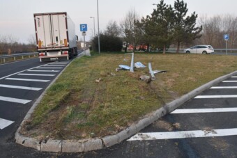 Befutott a részeg kamionos az M7-es pihenőjébe, hullottak a táblák, mint a legyek