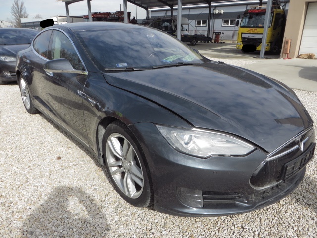 Féláron kínál lefoglalt Teslákat a NAV 9