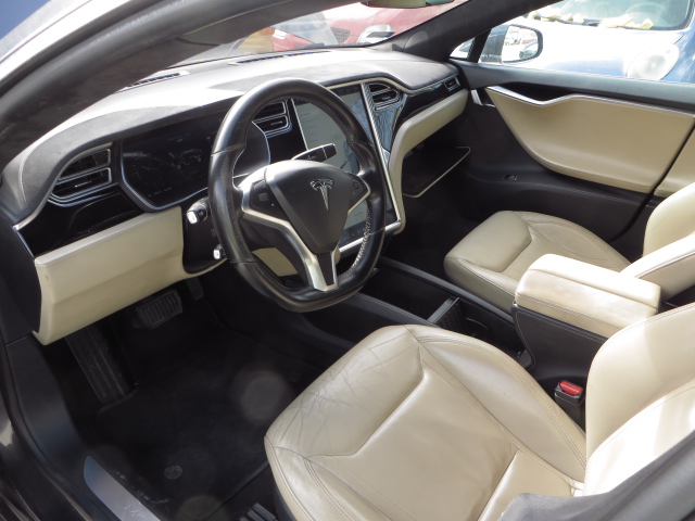 Féláron kínál lefoglalt Teslákat a NAV 10