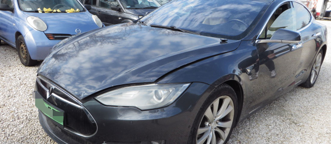 Féláron kínál lefoglalt Teslákat a NAV